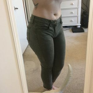 Green cropped jeggings from American Eagle!